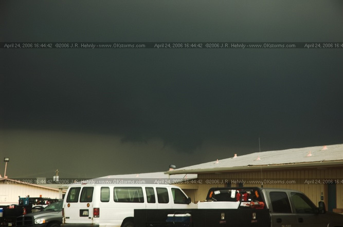 April 24, 2006 - North and Central Oklahoma, El Reno Tornado I-35 at Perry exit - Scary looking clouds, but nothing rotating in these storms.
 - 20060424_164442.jpg